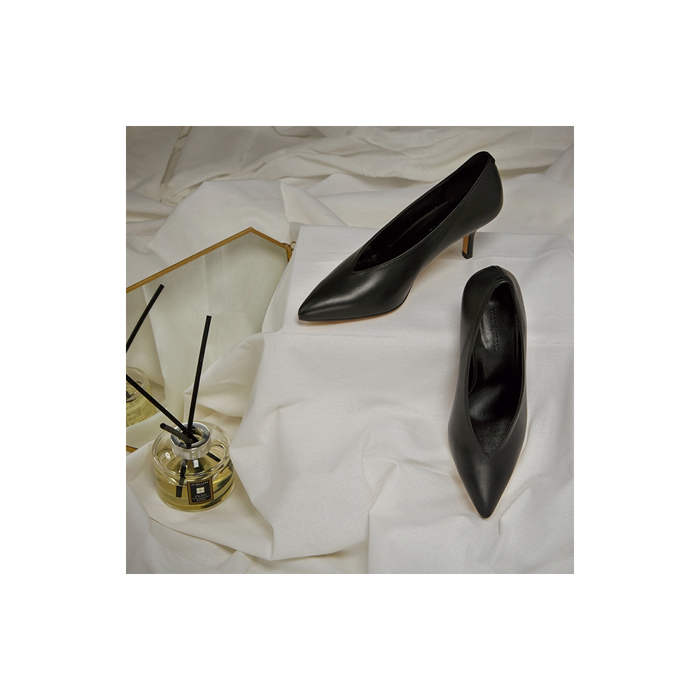 deep v cut pumps